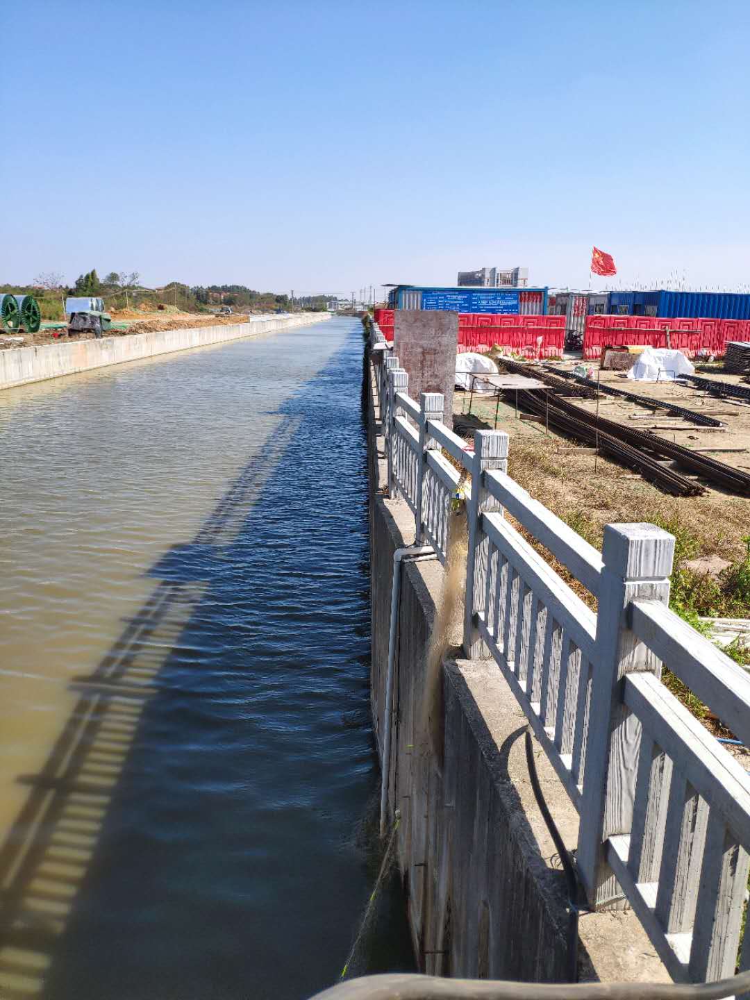 該如何采購仿木護(hù)欄桿？